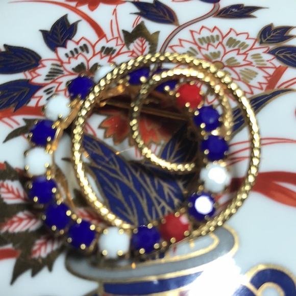 60s or 70s Style Red White Blue Gems Gold Swirl Costume Brooch EVC 1.25”D - Picture 6 of 7